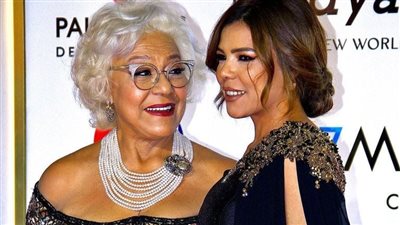 لم تستوعب وفاتها حتى الآن.. وصول ناهد السباعي للقاهرة لتلقي عزاء والدتها بمسجد الشرطة غدًا