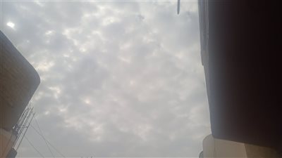 سحب كثيفة وغيوم وسقوط أمطار خفيفة في مختلف أنحاء أسوان