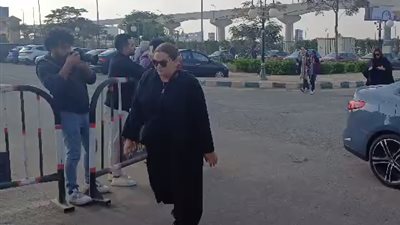 كاملة أبو ذكري وأشرف زكي ودنيا سمير غانم.. نجوم الفن يشاركون في جنازة المنتجة ناهد فريد شوقي