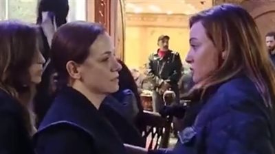 منة شلبي ودنيا سمير غانم وياسر جلال يقدمون واجب العزاء في أشرف عبد الغفور | بث مباشر