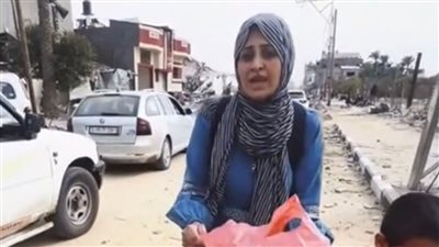 تحرص على تعليمهم رغم القصف.. أم فلسطينية تصطحب كتب أولادها المدرسية خلال عملية النزح | فيديو