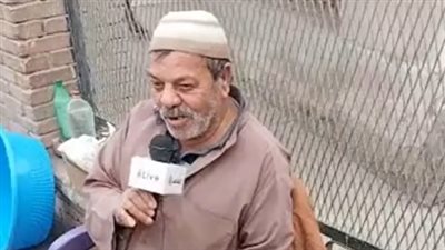 قصة كفاح مُسن يبيع المستلزمات المنزلية بالسويس: نفسي ابني المريض يتعالج.. وكشك يحميني من البرد |بث مباشر 