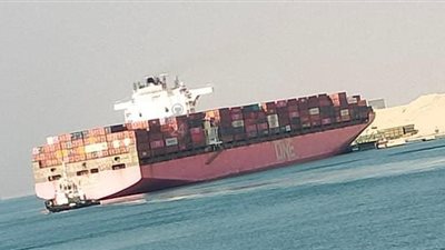 ننشر أول صورة للسفينة المصطدمة بكوبري منسي العائم بقناة السويس الجديدة