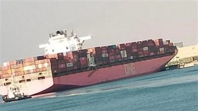 الدفع بـ4 قاطرات لسحب سفينة حاويات بقناة السويس الجديدة بعد اصطدامها بكوبري أحمد المنسي | بث مباشر