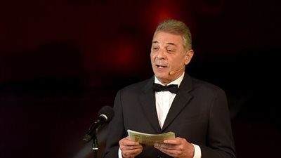 حب ابتدائي بدأ بالصدفة.. قصة زواج محمود حميدة في عيد ميلاده الـ 70 