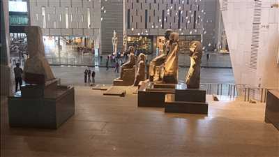 10 صور ترصد القطع الأثرية على الدرج العظيم بالمتحف المصري الكبير 
