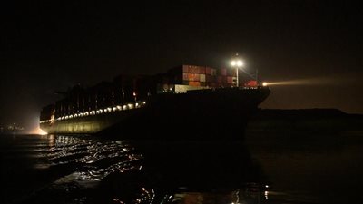 الفريق أسامة ربيع: السفينة ONE ORPHEUS تستأنف عبورها للقناة