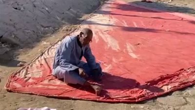 ورثها عن أجداده.. عم عواد يروي حكاية أقدم صنعة على ضفاف النيل بالأقصر: بصنع شراع المراكب النيلية | بث مباشر 