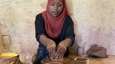 وزيرة التضامن أشادت بها│ أميمة.. من فتاة تلعب بالطين إلى أشهر صانعة فخار بالأقصر