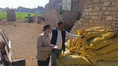 ضبط طن مخصبات زراعية وكمية من المواد الغذائية مجهولة المصدر بالبحيرة