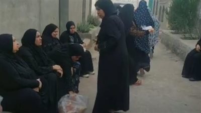 وسط انهيار والدها.. أسرة روان ضحية زوجها بالمحلة يوزعون الصدقات على المحتاجين أمام قبرها | بث مباشر