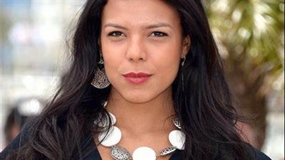 بعد غيابها عن الجنازة.. ناهد السباعي تصل مسجد الشرطة لاستقبال عزاء والدتها | بث مباشر