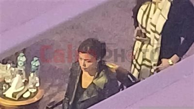 بعد تعثر حضورها الجنازة.. ناهد السباعي تحاول الثبات لاستقبال المعزيين في والدتها