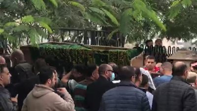 الفنان أحمد حلمي وأهالي بنها يؤدون صلاة الجنازة على جثمان شقيقه الأكبر بمسجد ناصر
