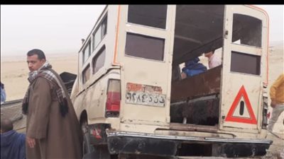 إصابة 21 شخصًا في تصادم ميكروباص بسيارة ربع نقل أعلى طريق أسيوط الغربي | صور 