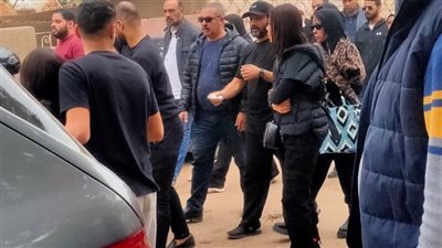 الدموع غلبتها.. منى زكي تشارك في جنازة شقيق زوجها بمقابر الأسرة في بنها | صور