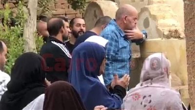 حضن نعش أخيه ومنى زكي تسانده خلال تشييع الجثمان.. مشاهد من جنازة شقيق الفنان أحمد حلمي | صور