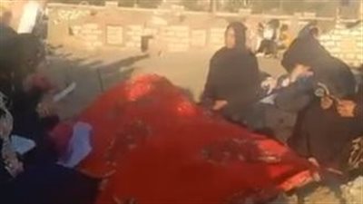 والدة عروس أسوان تنهار أمام قبرها: حسيت بالأمن بعد القبض على المتهم | بث مباشر 