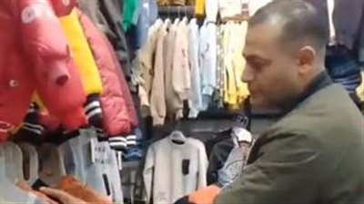 بتاجر مع ربنا.. صاحب محل يوفر ملابس جديدة للمحتاجين بالقناطر: بفرحهم لما بيختاروا حاجتهم | بث مباشر 