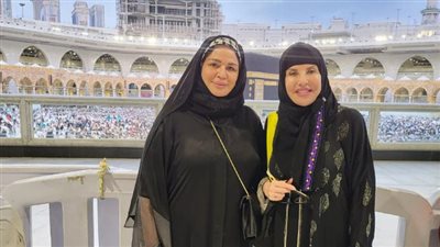 إلهام شاهين وهالة سرحان تؤديان مناسك العمرة: أجمل ختام لرحلتنا في السعودية