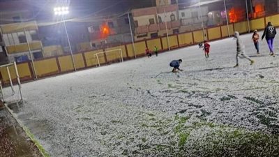 أمطار ثلجية تغطي ملعب رياضي بأبيس شرق الإسكندرية | صور