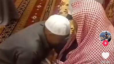 عندما يجتمع المحسن وحافظ الجميل.. لقاء عامل مصري بكفيله السعودي بعد فراق 20 عامًا