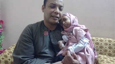 نفسها تطلع عمرة.. آلاء صغيرة تتحدى الشيخوخة المبكرة بحفظ القرآن: تعبت من الألم