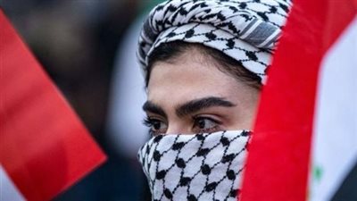 الكوفية الفلسطينية.. تزايد الطلب على شراء رمز المقاومة بأمريكا رغم استهداف مرتديها