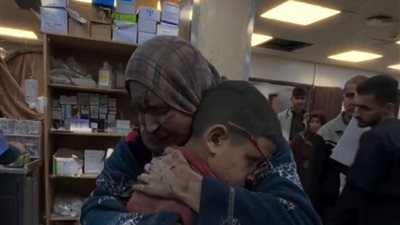 جريح يداوي جريح.. أم فلسطينية بعد نجاة نجلها من القصف الإسرائيلي: الحمد لله إنك بخير