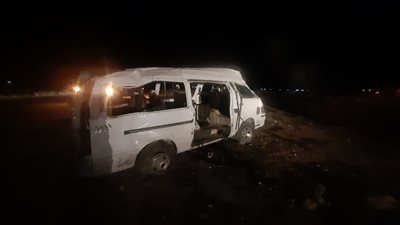 مصرع شخص وإصابة 11 آخرين إثر حادث انقلاب ميكروباص على صحراوي قنا