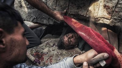 ممسكًا بيد أخيه تحت الأنقاض.. شاب يحاول إنقاذ شقيقه أسفل ركام منزلهما في غزة | فيديو