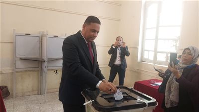 محافظ الدقهلية ونائبه والسكرتير العام والمساعد يدلون بأصواتهم بلجنة الوافدين