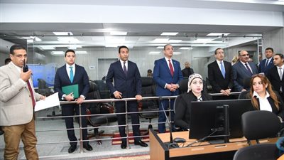 محافظ الفيوم يتابع انتظام عمليات تصويت الناخبين بمختلف اللجان الانتخابية