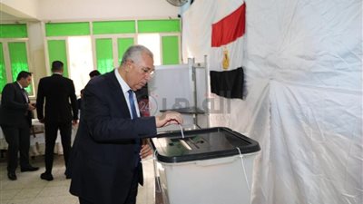 وزير الزراعة يدلي بصوته في الانتخابات الرئاسية 2024 بمدرسة المنارة بمدينة نصر
