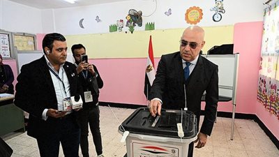 وزير الإسكان لـ القاهرة 24: المشهد الانتخابي مشرف للغاية