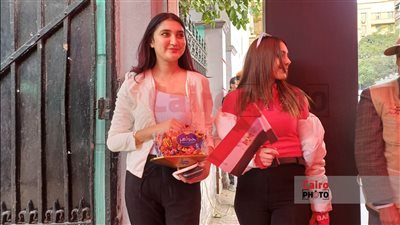 شوكولاتة وبونبوني.. توزيع حلوى على المواطنين أمام اللجان الانتخابية في وسط البلد | بث مباشر