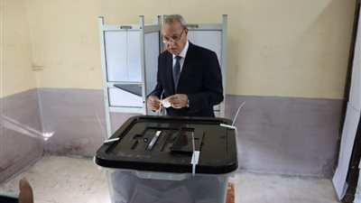محافظ القليوبية يدلي بصوته في الانتخابات الرئاسية 2024 بلجنة الوافدين بمدرسة الثانوية بنات في بنها | صور 