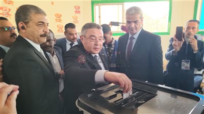 محافظ البحر الأحمر يدلي بصوته في لجنة مدرسة رجاك بالغردقة | صور