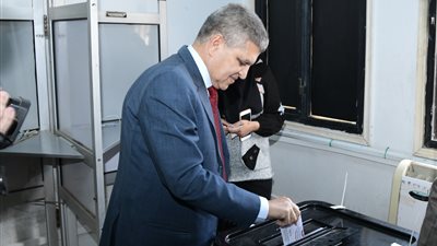 رئيس قناة السويس يدلي بصوته في الانتخابات الرئاسية 2024