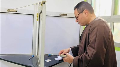 رئيس زراعة النواب يدلي بصوته في الانتخابات بمسقط رأسه بالدقهلية 
