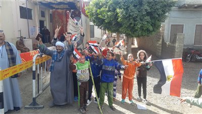 بأعلام مصر.. أطفال المنيا يرقصون على الأغاني الوطنية أمام اللجان| صور