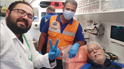 وصلوه بالإسعاف.. مريض بالرعاية المركزة يصر على التصويت بانتخابات الرئاسة بالأقصر│صور