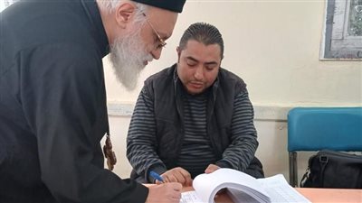 وكيل البابا تواضروس بالإسكندرية يدلي بصوته في الانتخابات ويحث المواطنين على النزول
