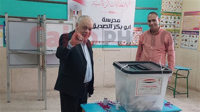 إحنا في لحظة تاريخية وليلة فرح.. أشرف زكي يدلي بصوته في الانتخابات الرئاسية 2024