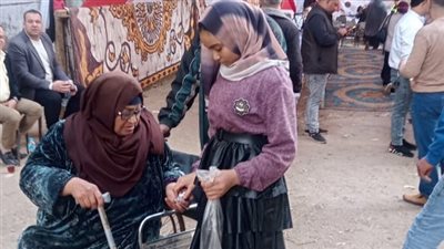 مسنة تشارك في الانتخابات الرئاسية على كرسي متحرك بالقليوبية 