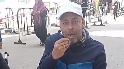 على كرسي متحرك.. مواطن من ذوي الهمم يشارك بالانتخابات ببورسعيد: كلنا نازلين في حب مصر | بث مباشر