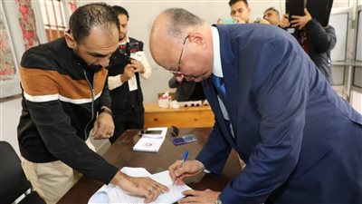 محافظ القاهرة يدلي بصوته في الانتخابات الرئاسية بمعهد فتيات مصر الجديدة الأزهري