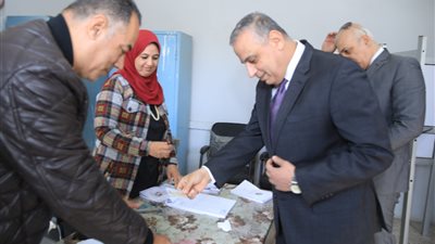 محافظ سوهاج يدلي بصوته في الانتخابات الرئاسية |صور