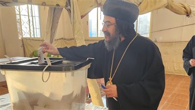 يتقدمهم أسقف المنتزه.. الآباء الكهنة يدلون بأصواتهم في الانتخابات الرئاسية بالإسكندرية