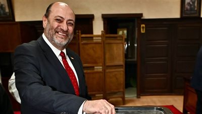 رئيس شركة السجائر إيسترن كومباني يدلي بصوته بالانتخابات الرئاسية ويدعو العمال للتصويت